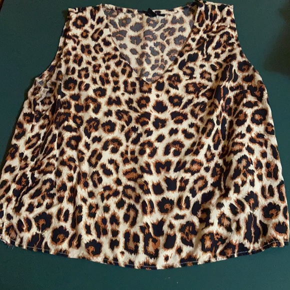 ✨3 for $20✨ Leopard tank - Picture 2 of 2